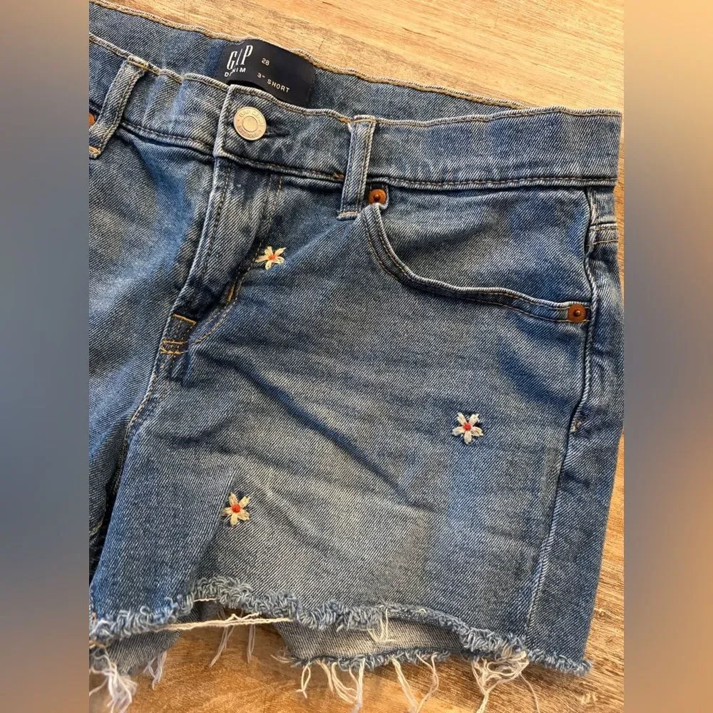 GAP Denim Women's Jean Shorts Size 28 Floral Embroidered 3” Stretch Denim Boho